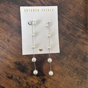 NWOT UNTAMED PETALS BY AMANDA JUDGE Pearl Drop Earrings Bridal Wedding Classic